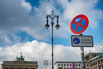 Traffic signs with the additional mask requirement at the Brandenburg Gate