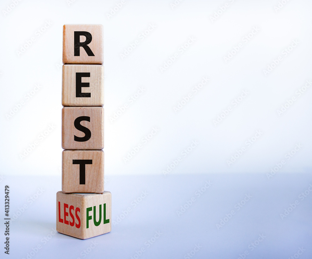 Fototapete restless or restful symbol. turned the wooden cube, changed the word 'restless' to 'restful'. beauti