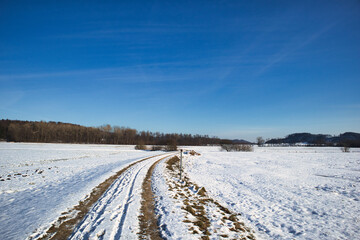 Fototapeta na wymiar Feldweg in Winterlandschaft