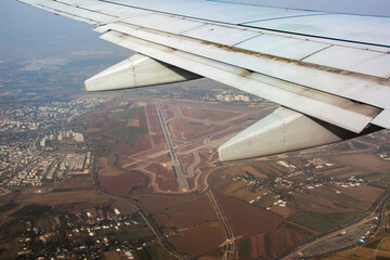 Flug nach Israel mit El Al mit Sicht auf Flügel und Bremsklappen