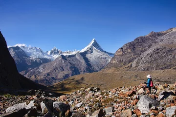 Keuken foto achterwand Alpamayo Trekking langs de Artesonraju, de piek die het Paramount Pictures-logo inspireerde, Santa Cruz-trektocht, Cordillera Blanca, Ancash, Peru