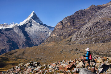 Trekking entlang des Artesonraju, dem Gipfel, der das Logo von Paramount Pictures inspirierte, Santa Cruz Trek, Cordillera Blanca, Ancash, Peru
