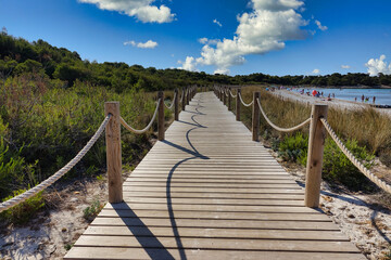 Un ponton en bois en bord de mer