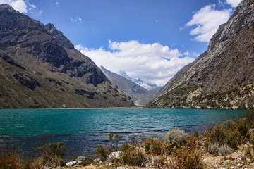 Vlies Fototapete Alpamayo Schöner See entlang der Santa Cruz Wanderung, Cordillera Blanca, Ancash, Peru