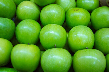 Muchas manzanas verdes naturales. 