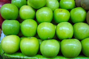 Muchas manzanas verdes naturales, mercado central, Guatemala