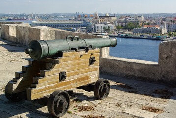Fototapeta na wymiar les canons du fort el Morro, La Havane, Cuba