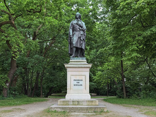 Obraz premium Friedrich Schiller monument at Maximiliansplatz square in Munich, Germany. The monument was unveiled in 1863.