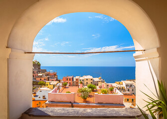 Vue de Vernazza, vue depuis le sentier de randonnée, village des Cinque terre inscrit au patrimoine mondial de l'Unesco. Village coloré d'Italie.	