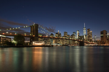 Naklejka na ściany i meble Notturno di Manhattan con il ponte di Brooklyn