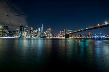 Fototapeta na wymiar Notturno di Manhattan con ponte di Brooklyn