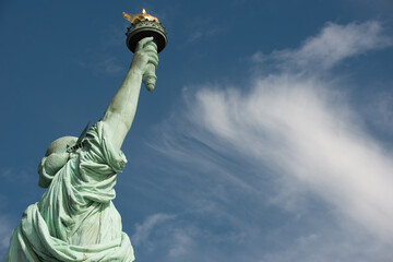 Fototapeta premium Statua della libertà con nuvola