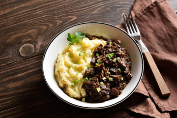 Slow cooked beef with mashed potatoes
