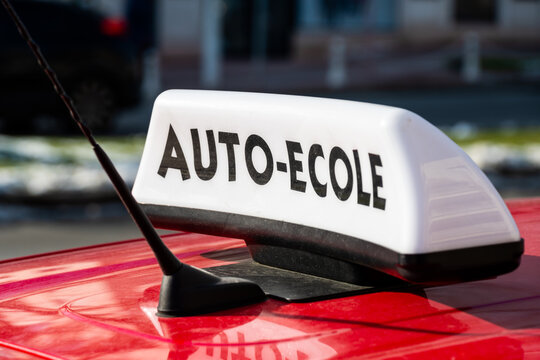Panneau &eacute;crit en Fran&ccedil;ais "auto-&eacute;cole" fix&eacute; sur le toit d'une voiture
