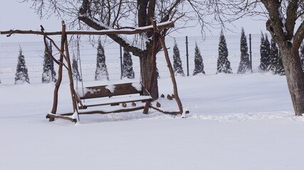 Zima, śnieg, drzewo, huśtawka zasypana śniegiem © klumb