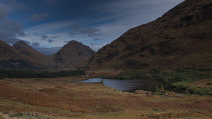 Dolina Glen Etive widok na gory i jeziorko z wysepka © Jaroslaw