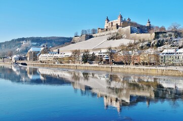 Würzburg, Main und Festung Marienberg im Winter