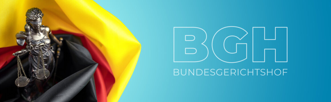BGH - Bundesgerichtshof. Justitia Skulptur umgeben von einer Deutschland Flagge. Text auf blauem Untergrund.
