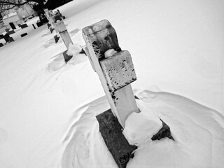 un cimetière en hiver