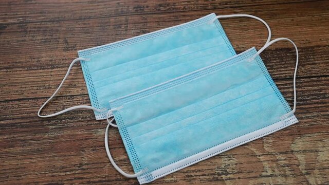 masque chirurgical jetable sur une table en bois