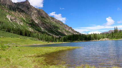 Fototapeta premium Crater Lake in Aspen Colorado, Small Lake in Aspen