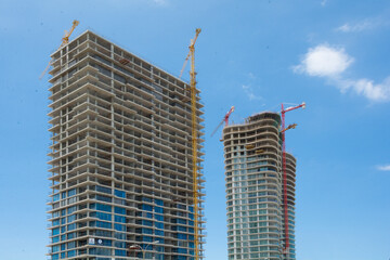 proyecto de arquitectura de torre en construcci&oacute;n con gruas 