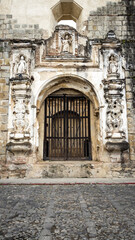 Fototapeta na wymiar Puerta de una iglesia en ruinas en antigua guatemala, estilo colonial.