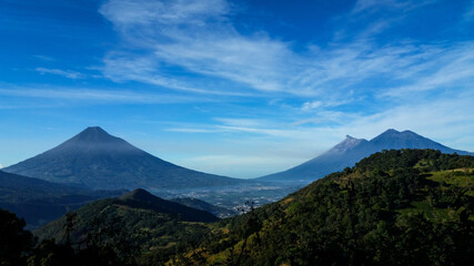 Fototapeta na wymiar Vista de los Volcanes de Agua, fuego y Acatenango en Guatemala.