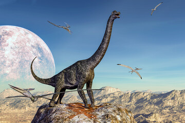 大きな月が浮かぶ青空を背景に荒野の岩山の頂上に佇むプラキオサウルスとその周りを飛ぶプテラノドン