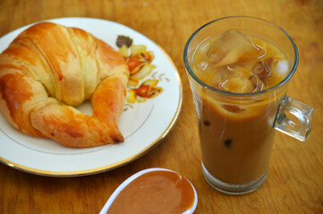 Cajeta latte, croissant