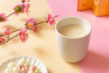 Obraz na płótnie Canvas Hinamatsuri. Amazake, hina-arare and peach blossoms. ひなまつり。甘酒とひなあられと桃の花
