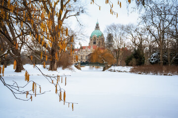 Neues Rathaus von Hannover bei mit Schnee bedeckten Maschteich und unsch&auml;rfe im Hauptmotiv