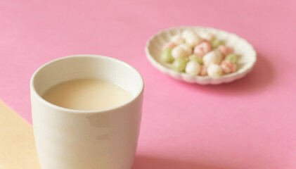 Japanese event, Hinamatsuri. Amazake, hina-arare. 日本のイベント。ひなまつり。甘酒とひなあられと桃の花