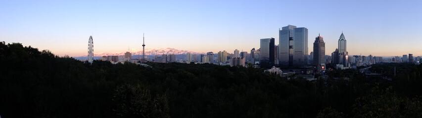 Naklejka premium Wide angle shot of Ürümqi skyline at sunset from Hongshan park, Xinjiang, China