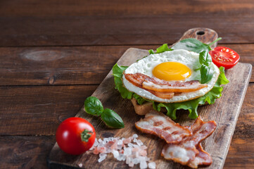 Fried egg and bacon on sandwich