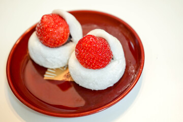 苺大福は春のご馳走　塗りの皿にのせて