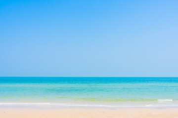 Obraz premium Beautiful landscape of sea beach ocean and blue sky white cloud for leisure