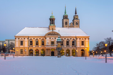 Verschneiter Alter Markt mit Rathaus der Stadt Magdeburg