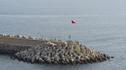 Wellenbrecher aus Beton im Hafen von Muskat Oman - Concrete breakwater in the port of Muscat Oman