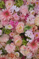 華やかでカラフルな色彩のフラワーアレンジメント