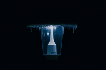 Eine Strassenlaterne in klirrend kalter Nacht - A lamppost in the freezing cold night