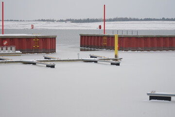 Impressionen eines neuen Hafens in Brandenburg, ehemaliger Tagebau wird zum See.