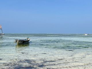 Obraz premium old Wooden fishing boat on the ocean shore or beach.