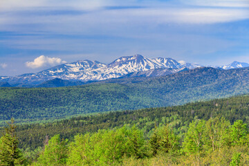 Fototapeta premium 美瑛町 望岳台からの残雪の旭岳