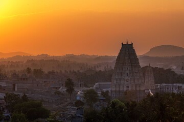 Obraz premium Stunning view at Sree Virupaksha Temple in Hampi on the banks of Tungabhadra River, UNESCO World Heritage Site, Karnataka, India. Indian tourism