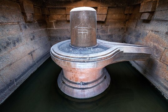 Badavilinga Temple   Shrine for Shiva. The Badavilinga Temple in Hampi has the largest monolithic Shiva Linga in Hampi. abstract or aniconic representation of the Hindu deity Shiva. Karnataka, India.