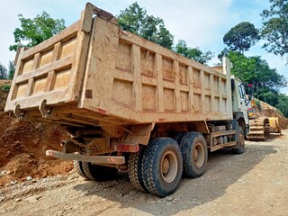 Obraz premium dump truck on the road