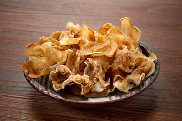 乾燥させた白いキクラゲ