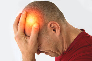 Obraz premium Man isolated on white background suffering from severe headache.