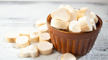 こまち麩（日本の伝統食材、麦粉とグルテンを丹念に練り合わせて焼いたもの）植物性たんぱく質が豊富で低カロリー
